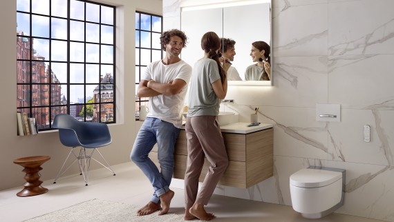 Morning or night, the Geberit ComfortLight mirror offers the perfect lighting conditions at all times