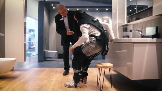 A participant in the Geberit seminar “Barrier-free construction” wearing an age simulation suit A participant in the Geberit seminar “Barrier-free construction” wearing an age simulation suit