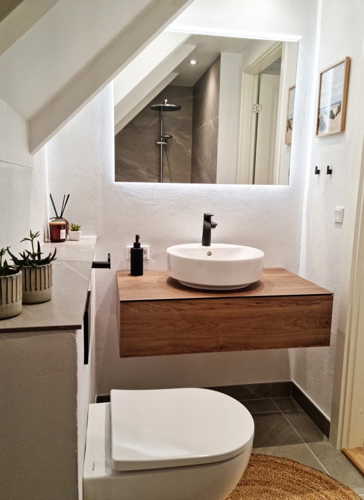 Small bathroom with roof pitch (© @triner2 and @strandparken3) Small bathroom with roof pitch (© @triner2 and @strandparken3)