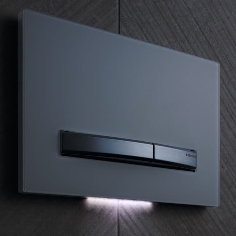 Geberit Sigma50 actuator plate with DuoFresh and orientation light (© Geberit) Geberit Sigma50 actuator plate with DuoFresh and orientation light (© Geberit)