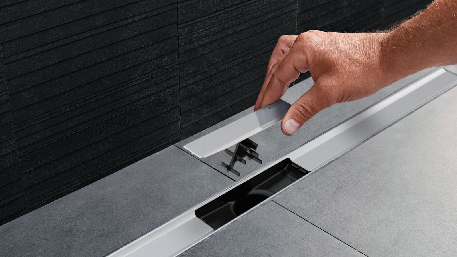 Geberit shower drain from the CleanLine series – comb insert which can be rinsed Geberit shower drain from the CleanLine series – comb insert which can be rinsed