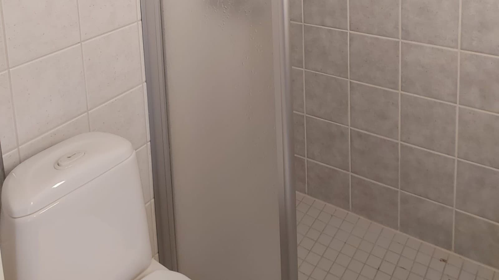 The before picture, with a view of the shower cubicle and floor-standing WC (© Meja Hynynen) The before picture, with a view of the shower cubicle and floor-standing WC (© Meja Hynynen)