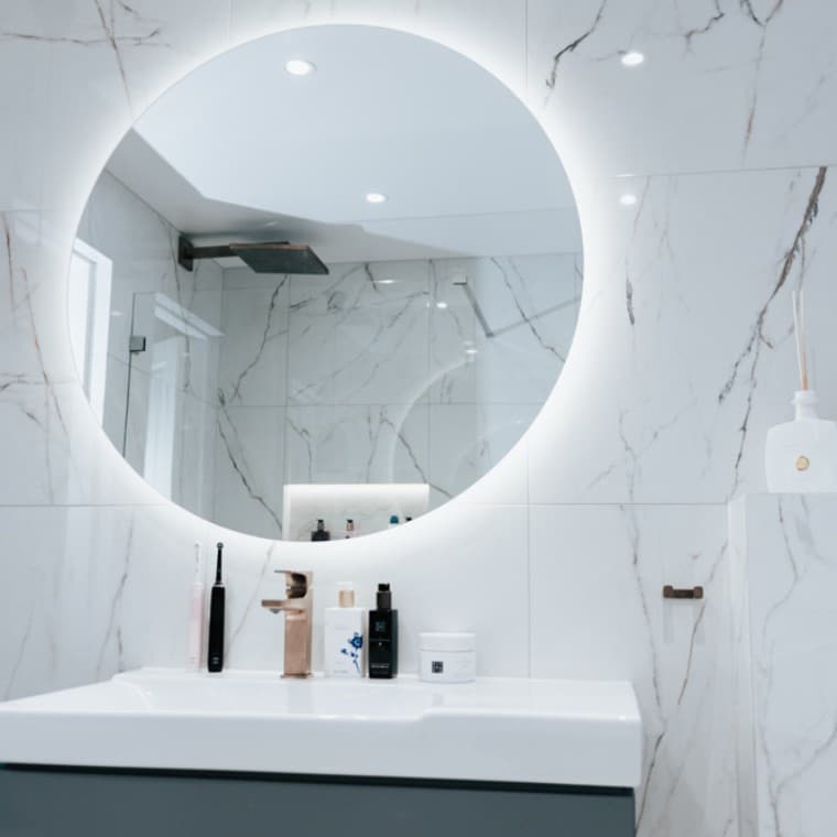 Round illuminated mirror Round illuminated mirror