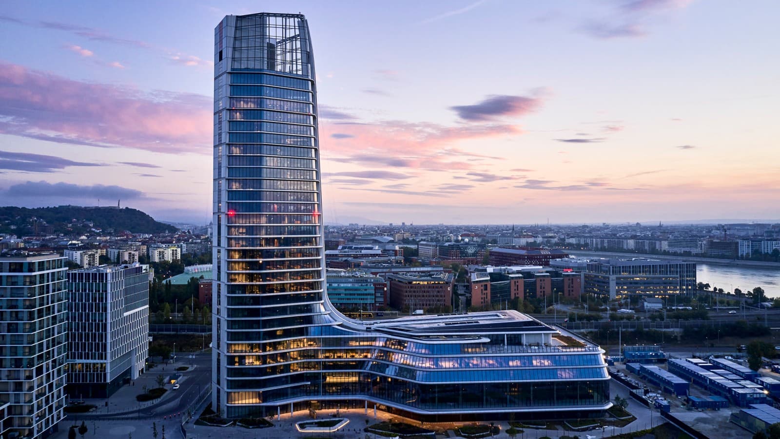 Visible from afar: With its 143-meter height, the MOL Campus is now the tallest building in Hungary (© MOL Gruppe) Visible from afar: With its 143-meter height, the MOL Campus is now the tallest building in Hungary (© MOL Gruppe)