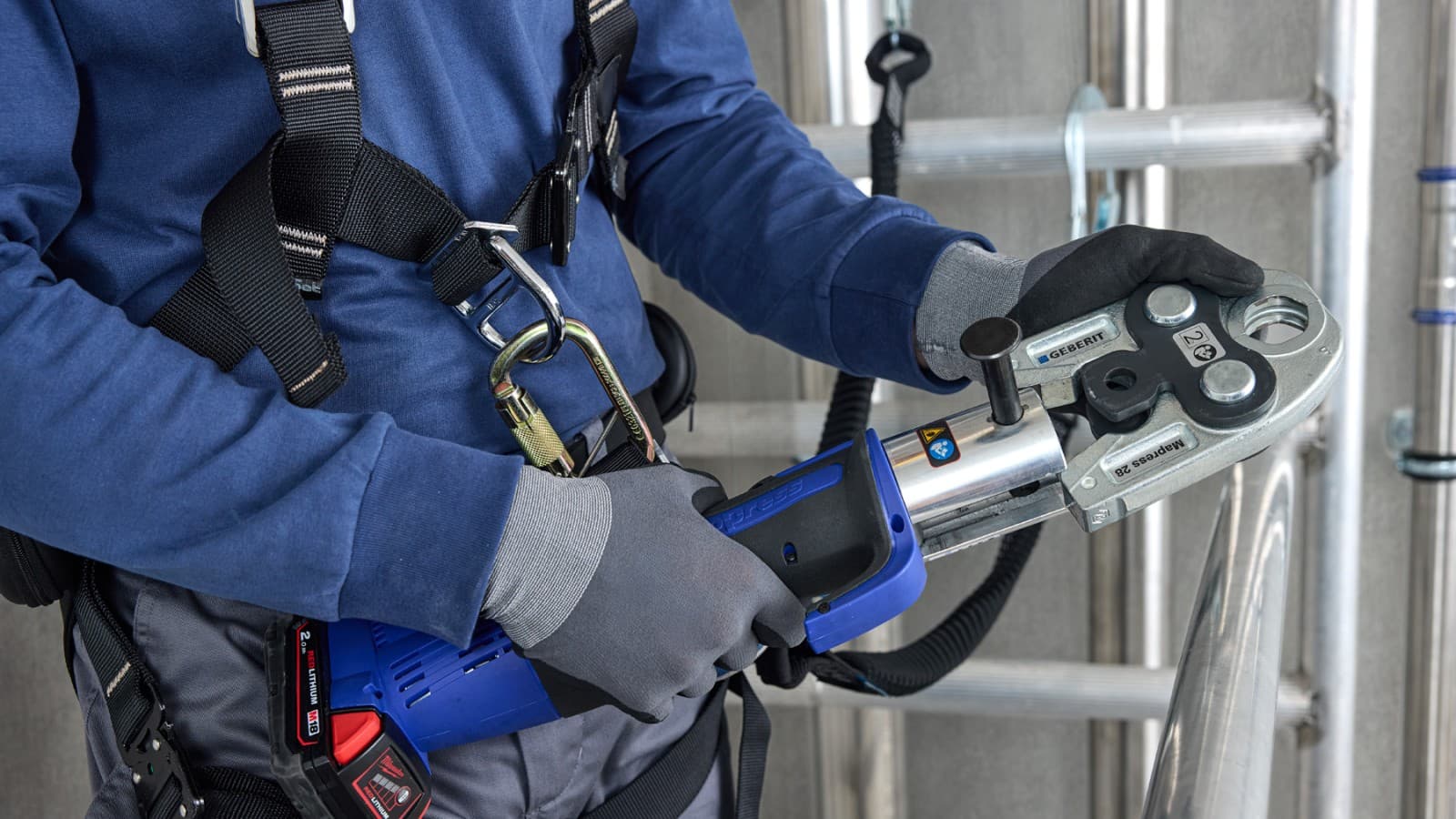 Connecting pipes: simple and safe with pressing technology from Geberit Connecting pipes: simple and safe with pressing technology from Geberit